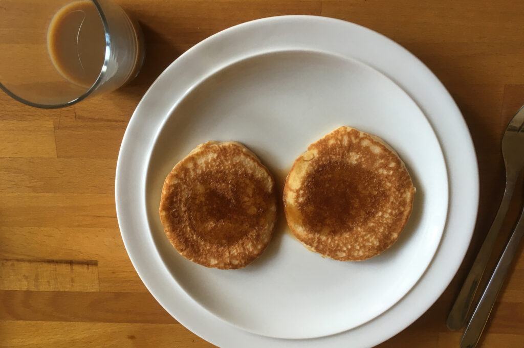 Pancakes mit Ahornsirup