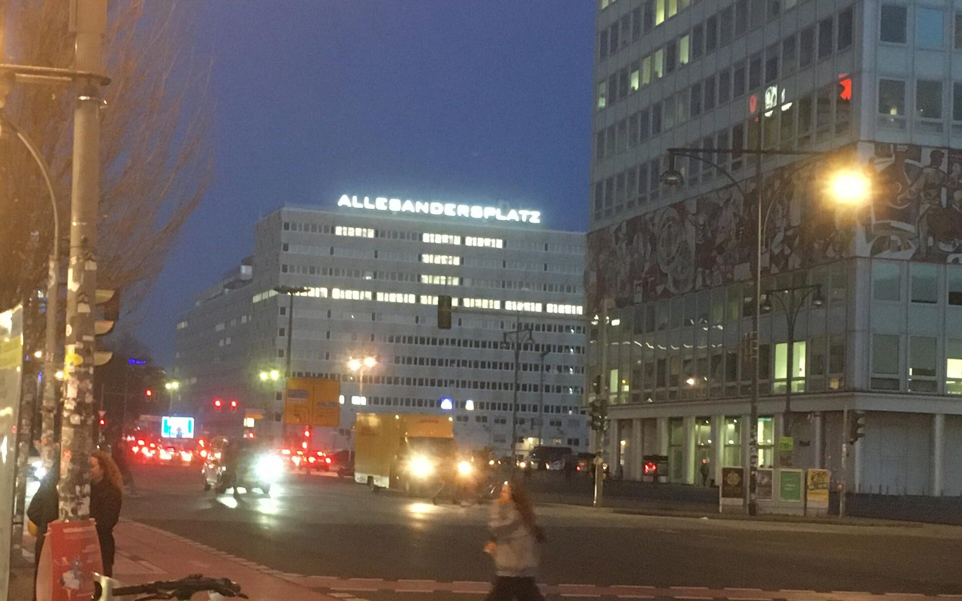 Photo vom Schriftzug am Alex: Allesandersplatz