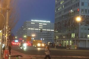 Photo vom Schriftzug am Alex: Allesandersplatz