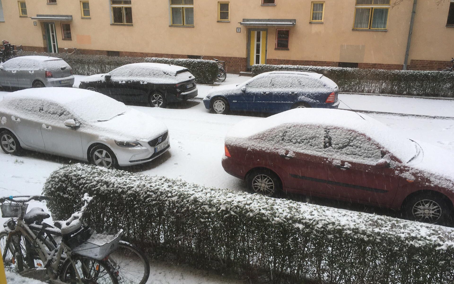 Blick auf die Straße am Morgen: Schnee