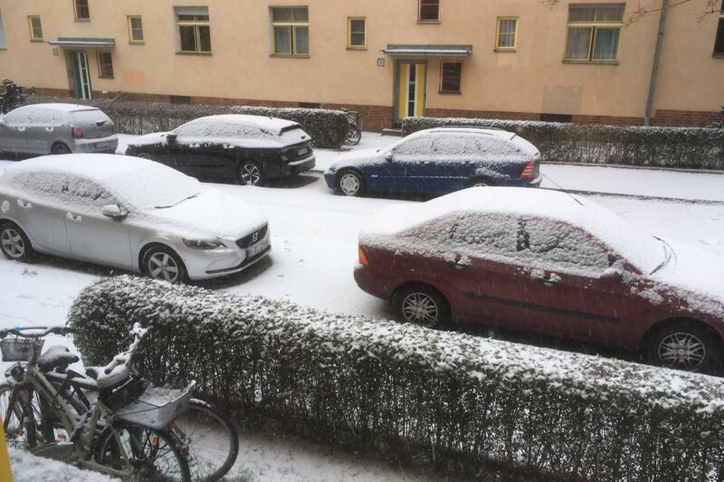 Blick auf die Straße am Morgen: Schnee