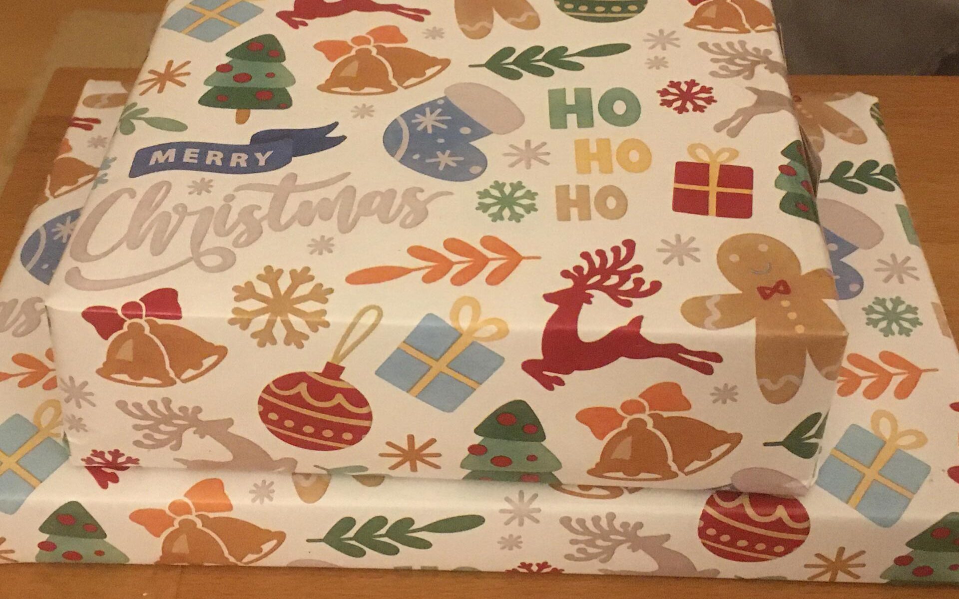 In Weihnachtspapier verpackte Geschenke