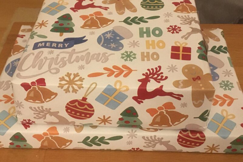 In Weihnachtspapier verpackte Geschenke