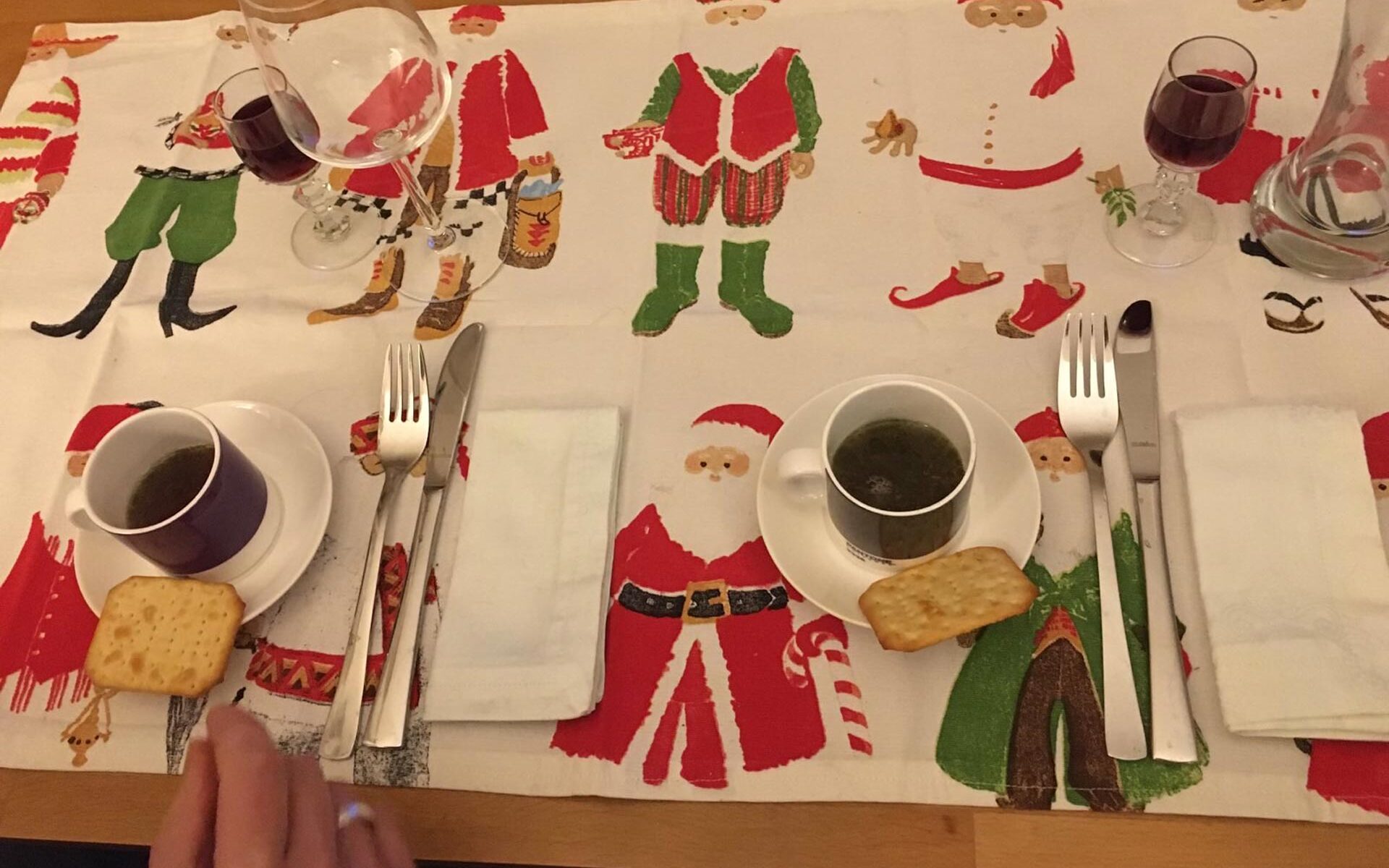 Weihnachtstischdecke und Vorspreisengedecke