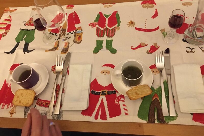 Weihnachtstischdecke und Vorspreisengedecke