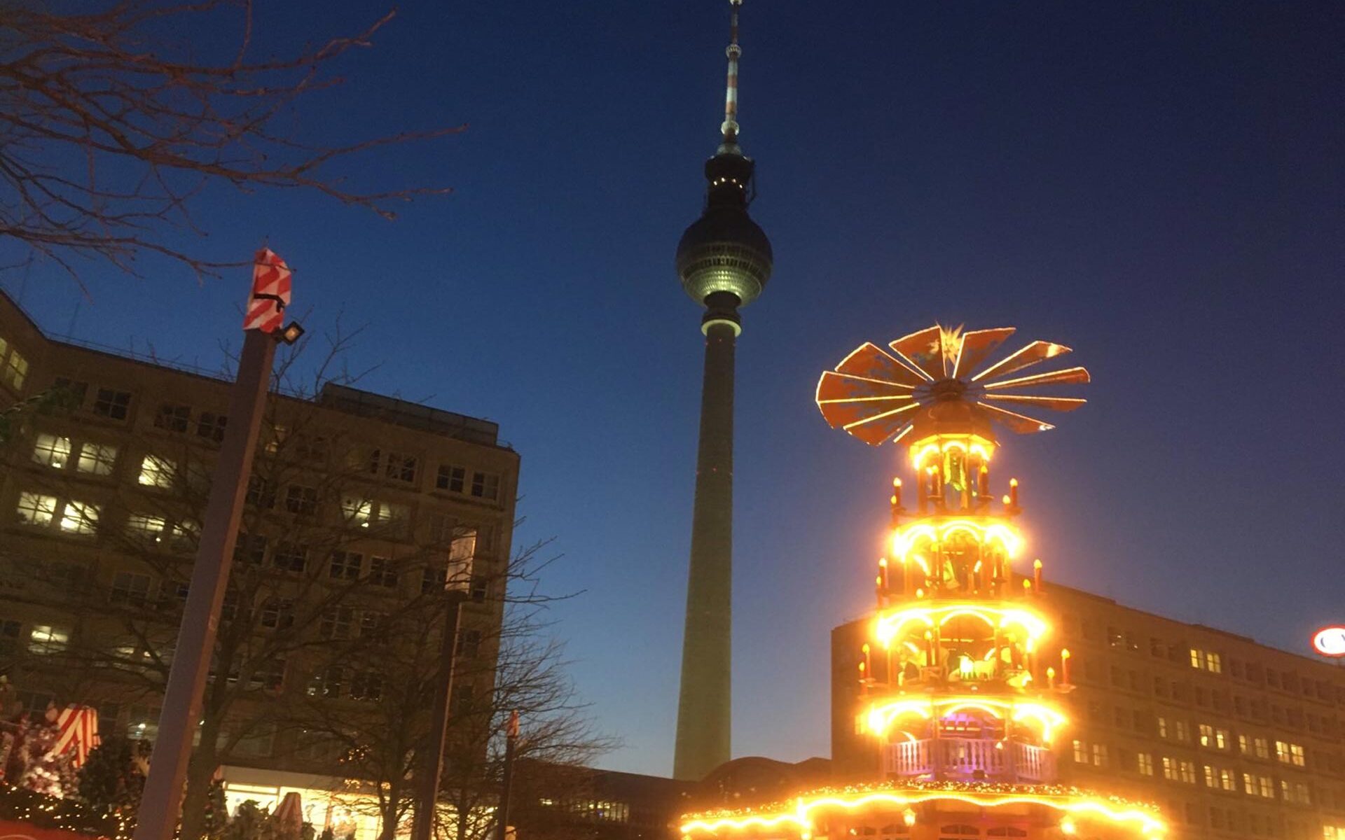 Weihnachtspyramide und Fernsehturm am Alex.