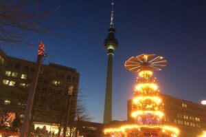 Weihnachtspyramide und Fernsehturm am Alex.
