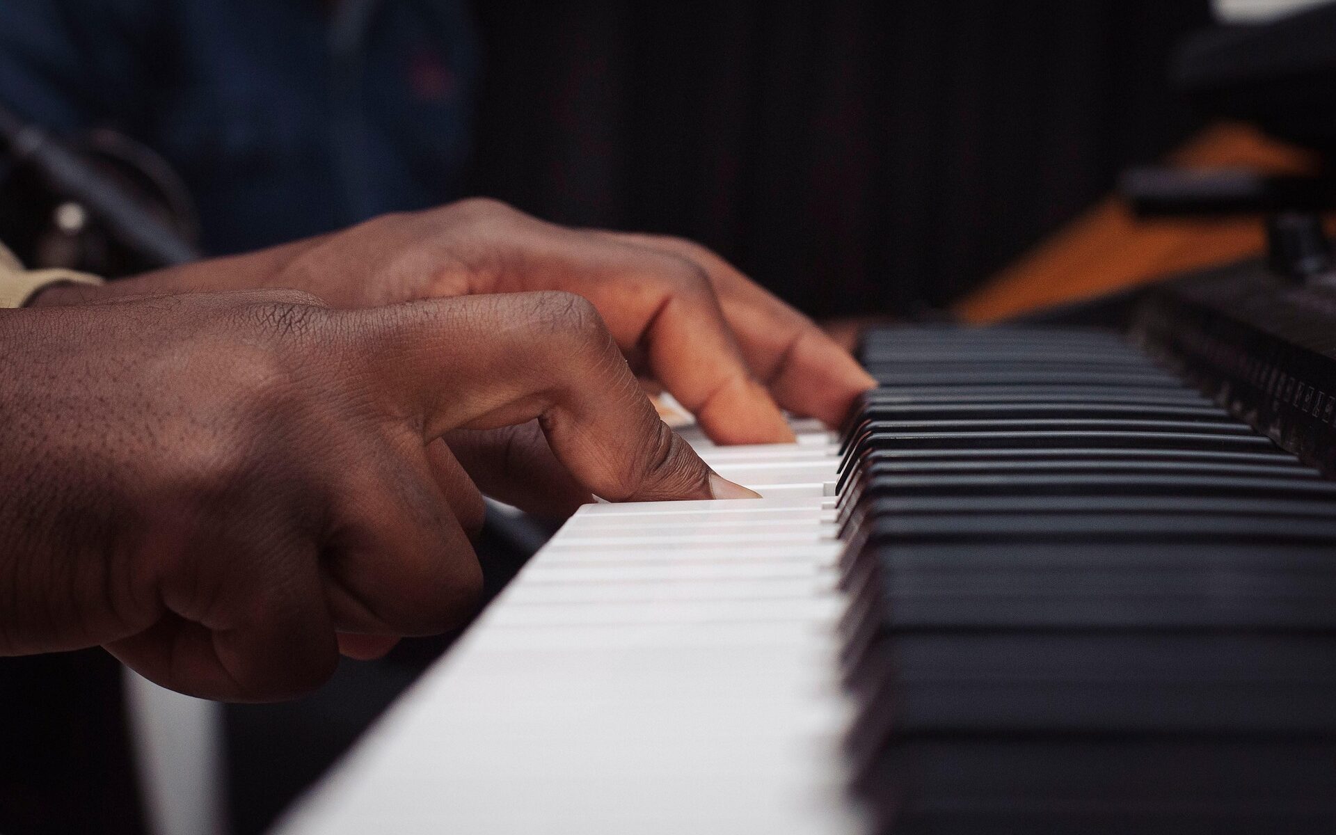 Klaviatur und spielende Hände, Klavierspiel