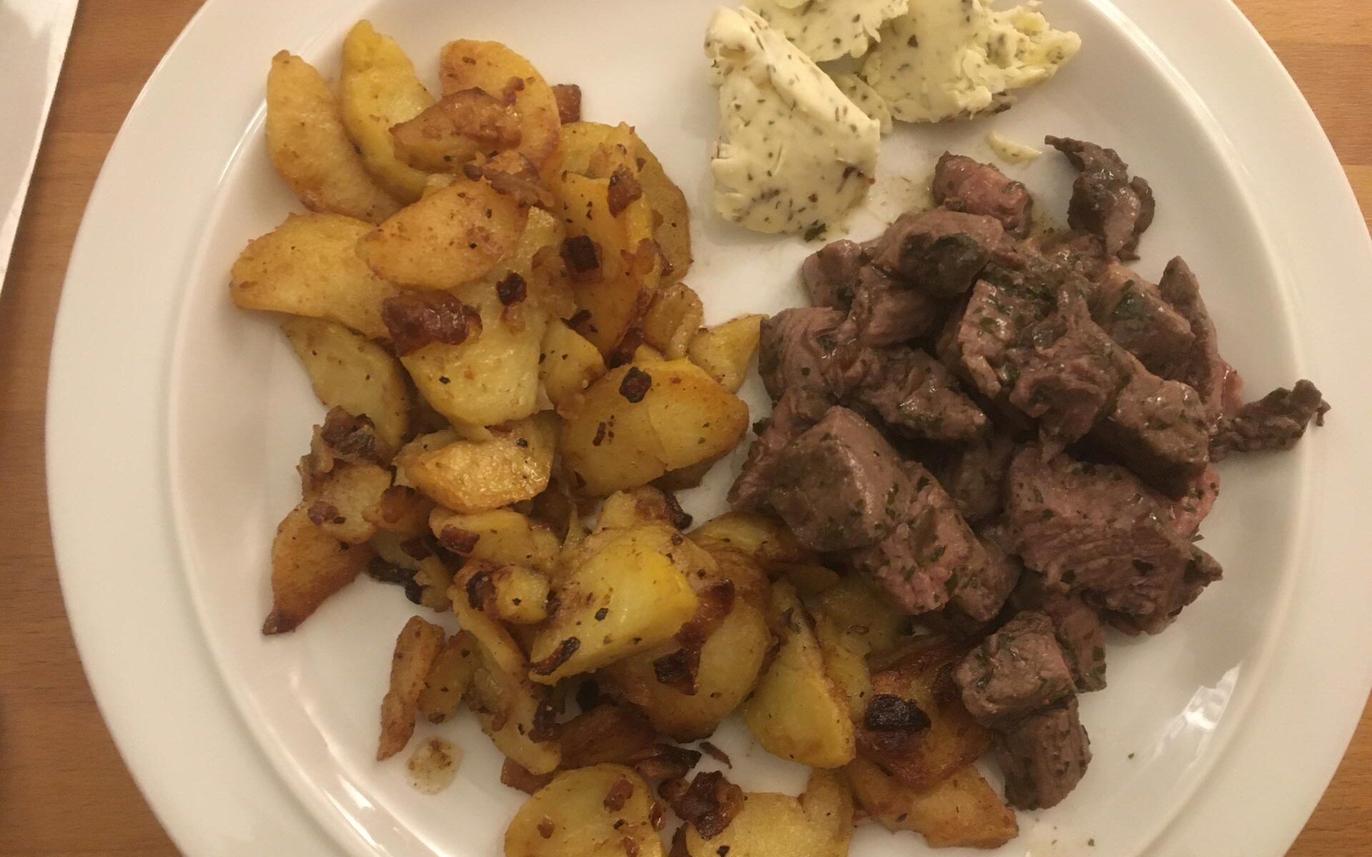 Steakstreifen und Bratkartoffeln