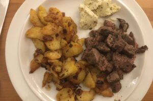 Steakstreifen und Bratkartoffeln