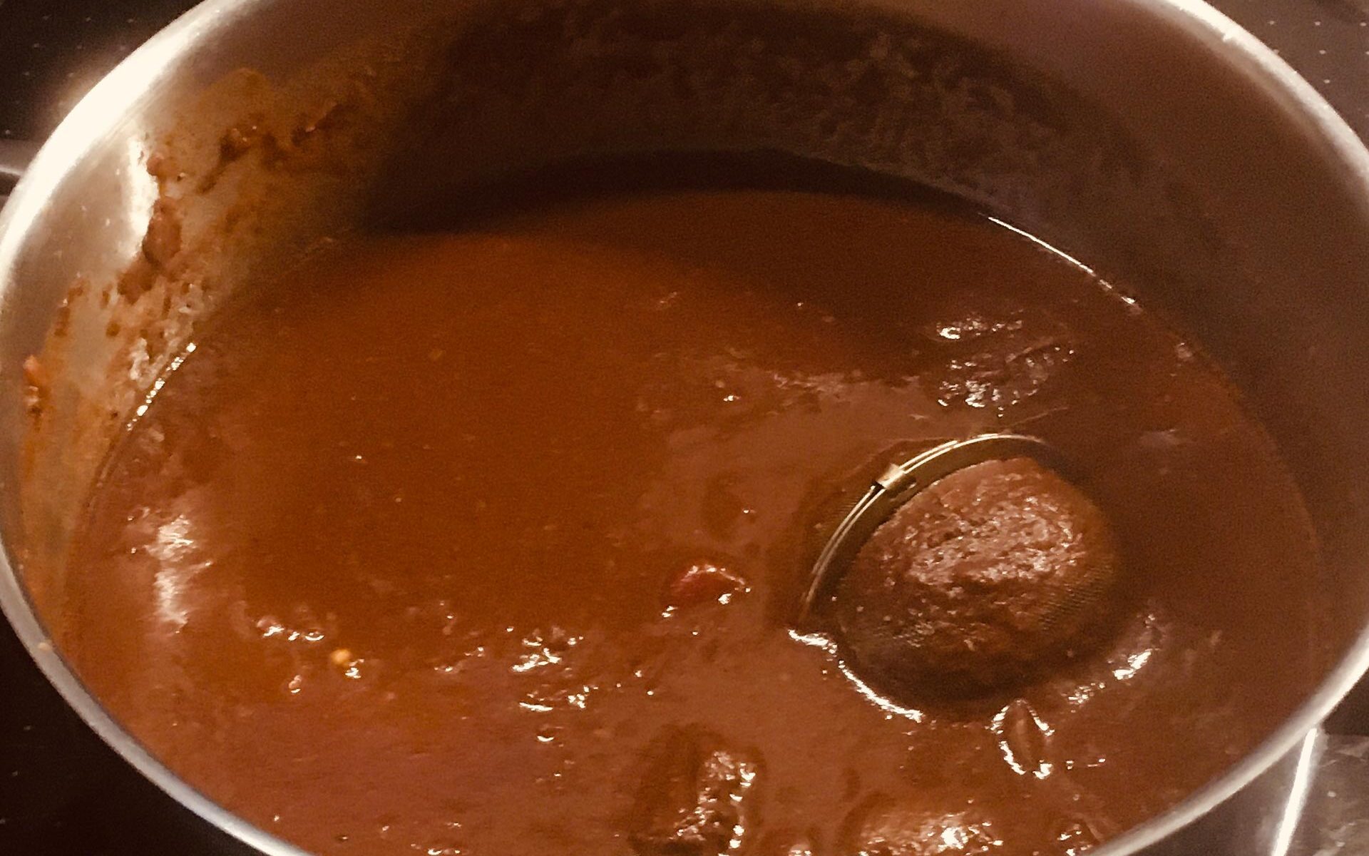 Ein Essensphoto: Gulasch im Topf