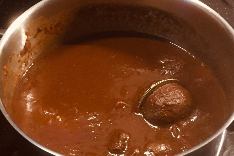 Ein Essensphoto: Gulasch im Topf