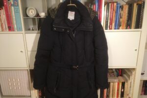 Eine Winterjacke mit Kapuze