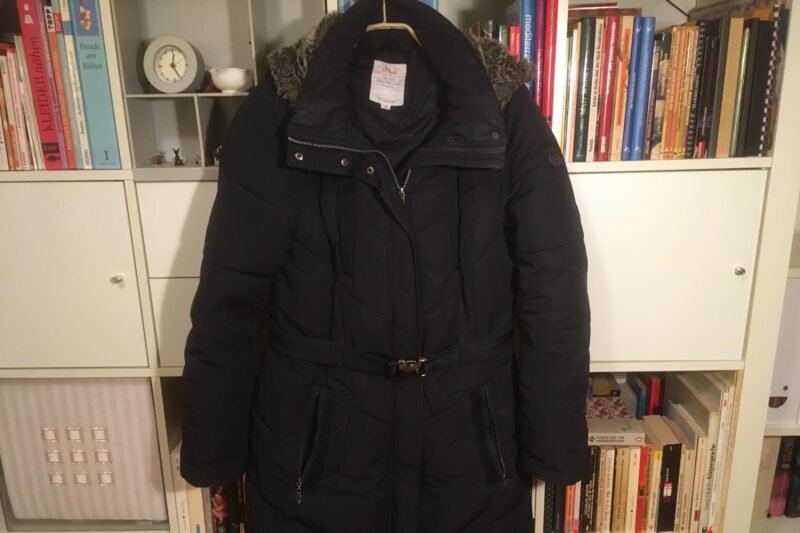 Eine Winterjacke mit Kapuze