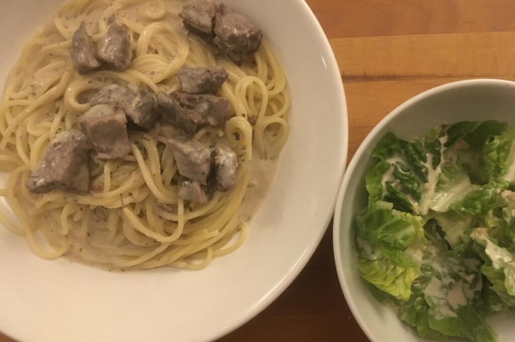 Steakstreifen in Parmesansauce zur Pasta plus Romanasalat
