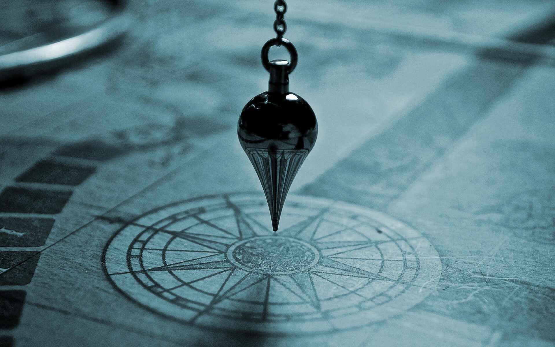 Pendel über Kompassrose, blau eingefärbt.