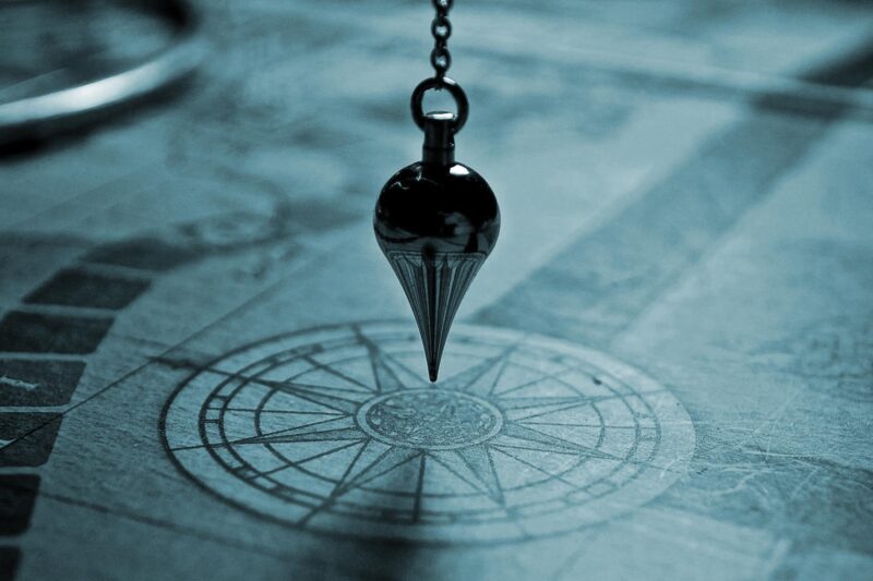 Pendel über Kompassrose, blau eingefärbt.