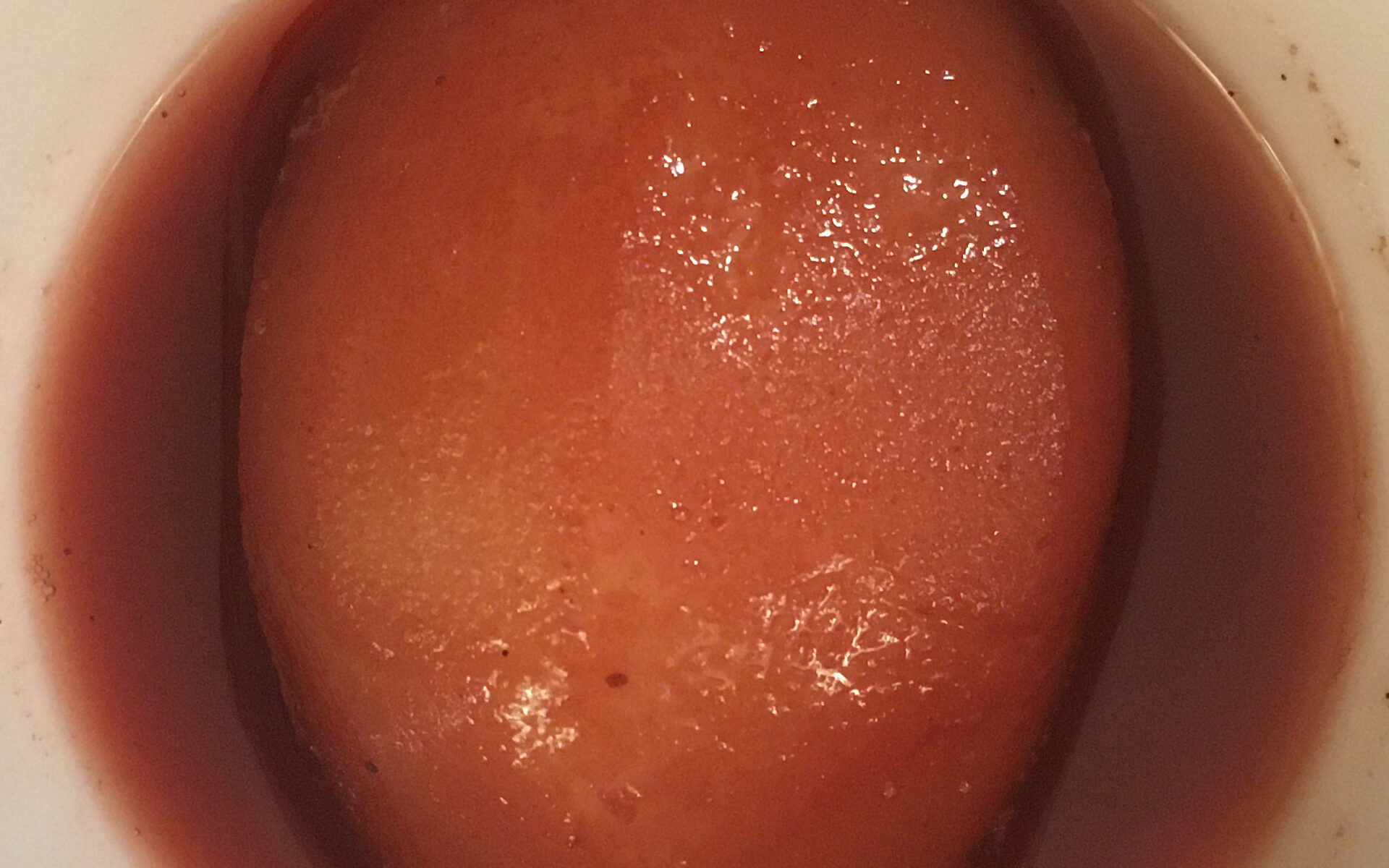 Birnenhälfte in Portwein in einer weißen Schale