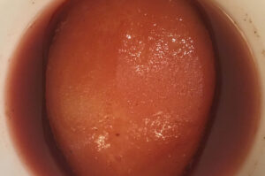 Birnenhälfte in Portwein in einer weißen Schale