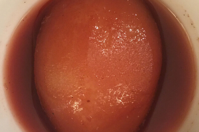 Birnenhälfte in Portwein in einer weißen Schale