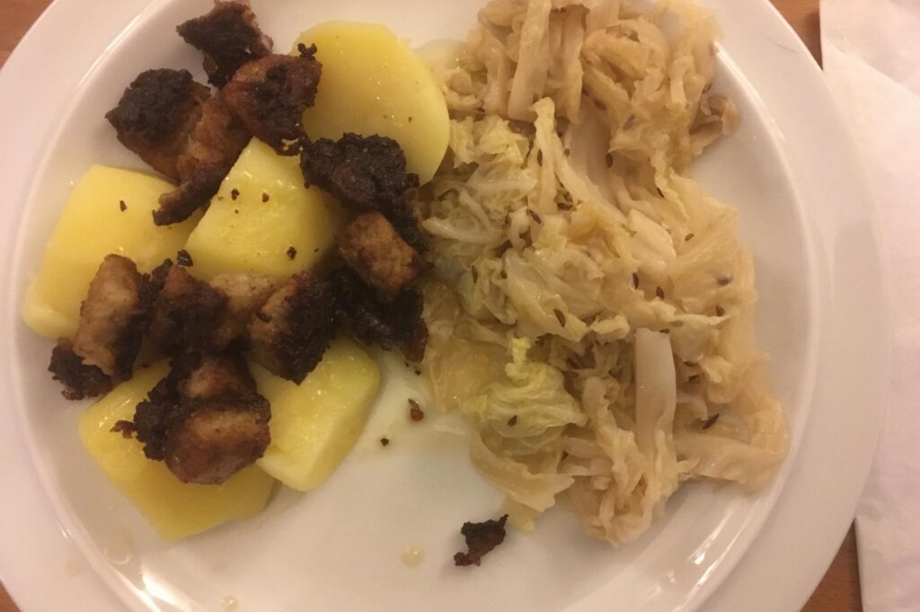 Wirsinggemüse, Salzkartoffeln, ausgebratene Frikadellenwürfel