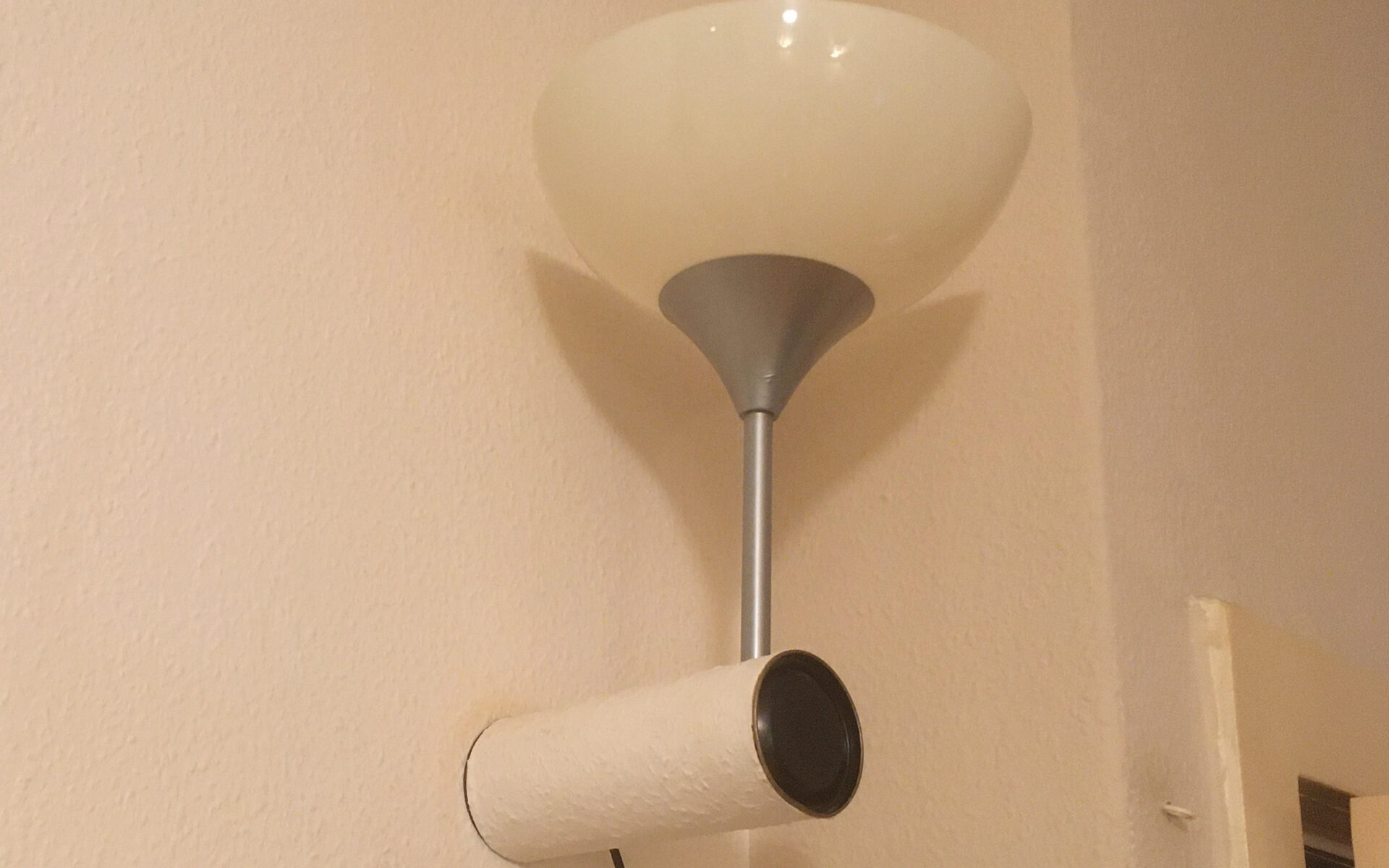 Eine gelungene Improvisation einer Wandleuchte