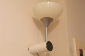 Eine gelungene Improvisation einer Wandleuchte