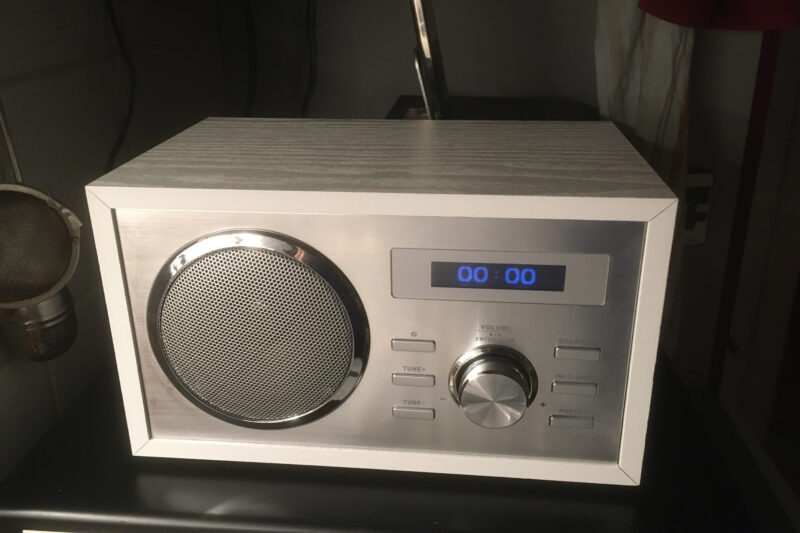 Radio, weiß, kastenförmig