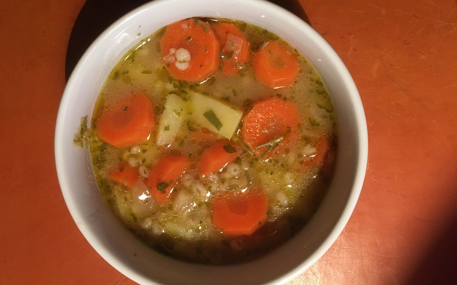 Schale mit Möhreneintopf mit Graupen