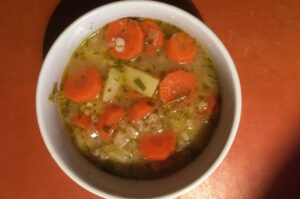 Schale mit Möhreneintopf mit Graupen