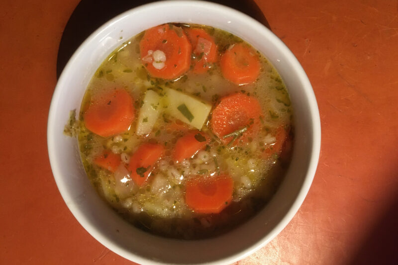 Schale mit Möhreneintopf mit Graupen