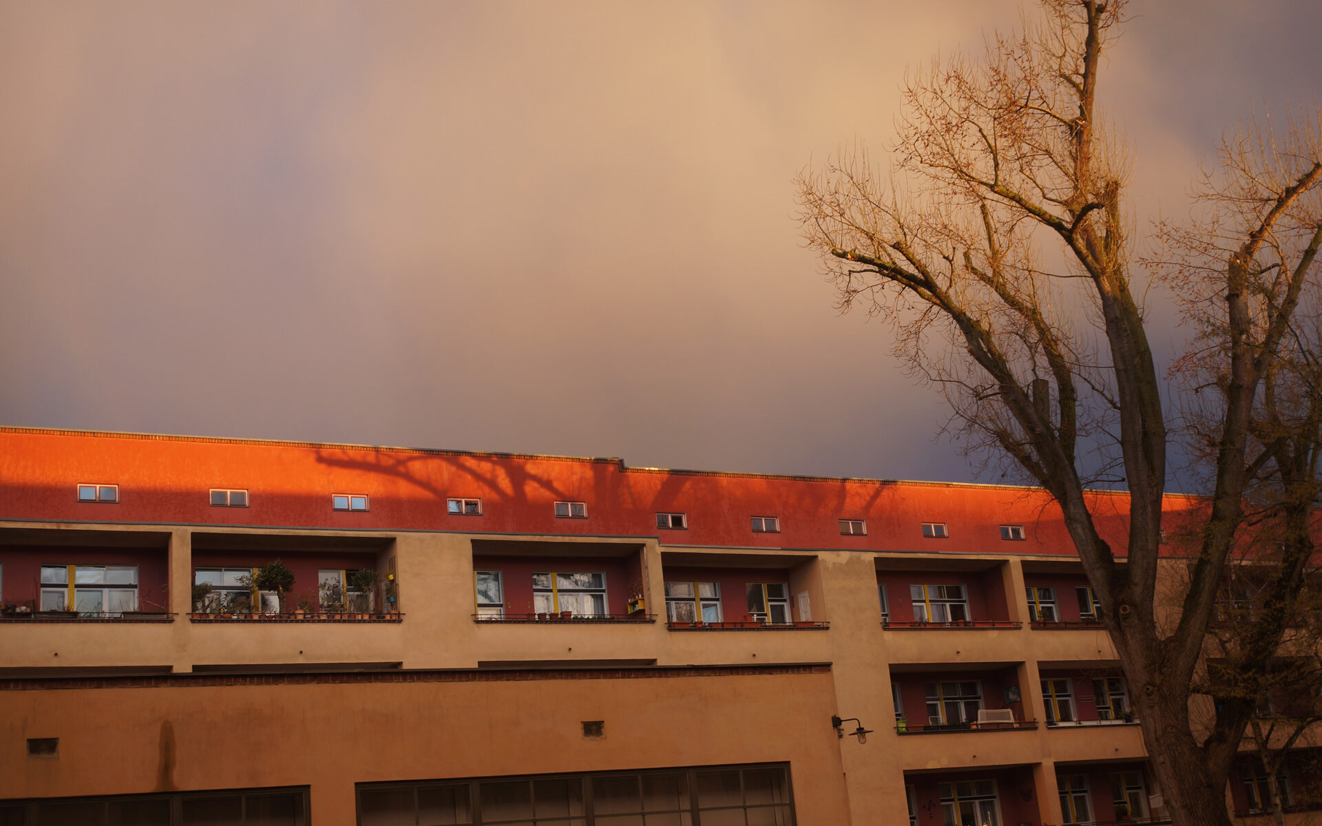 Ein Wetterbild - drängender Gewitterhimmel über Gebäuden