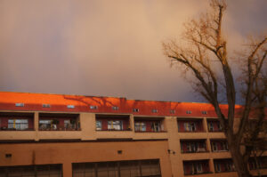 Ein Wetterbild - drängender Gewitterhimmel über Gebäuden