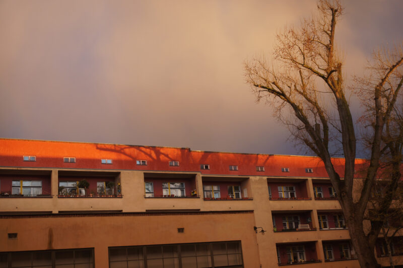 Ein Wetterbild - drängender Gewitterhimmel über Gebäuden