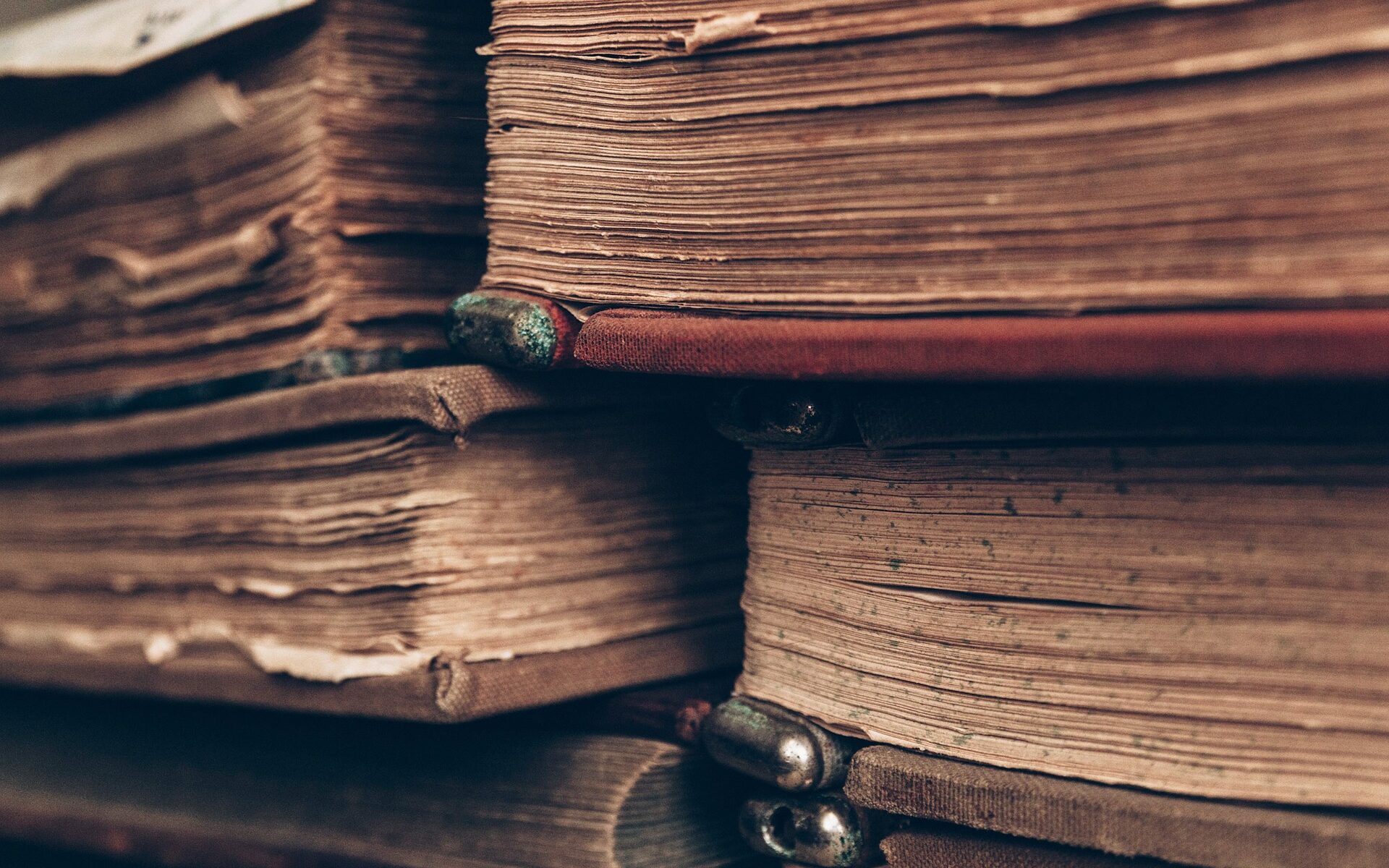 Ein Stapel erkennbar alter Papiere