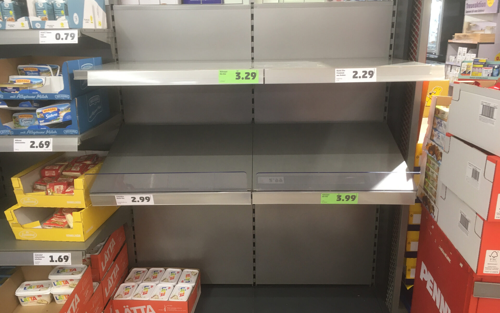 Leeres Eierregal im Supermarkt