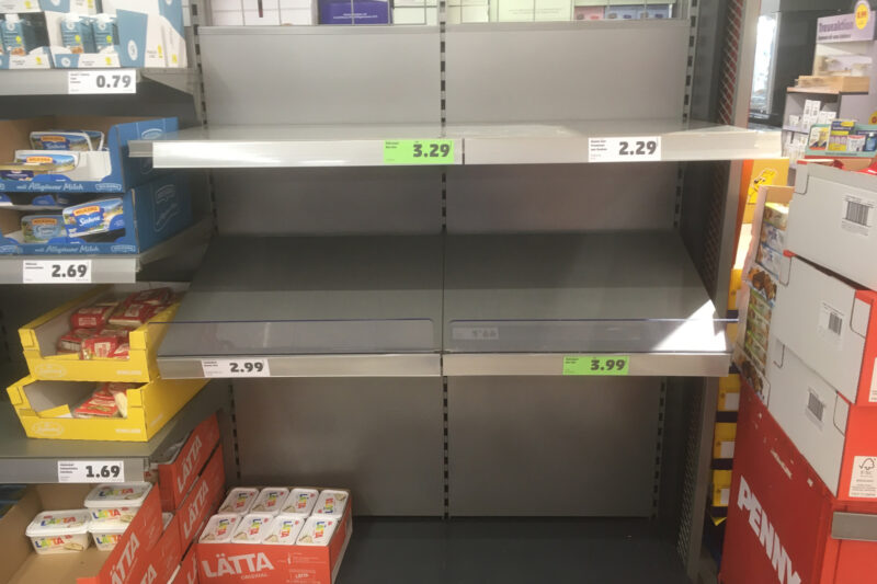 Leeres Eierregal im Supermarkt